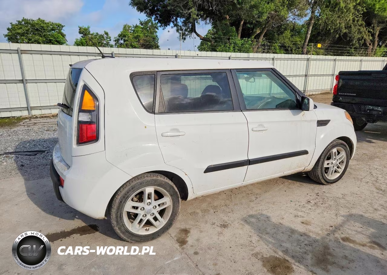 2011 Kia Soul + VIN:KNDJT2A21B7715600 - 3