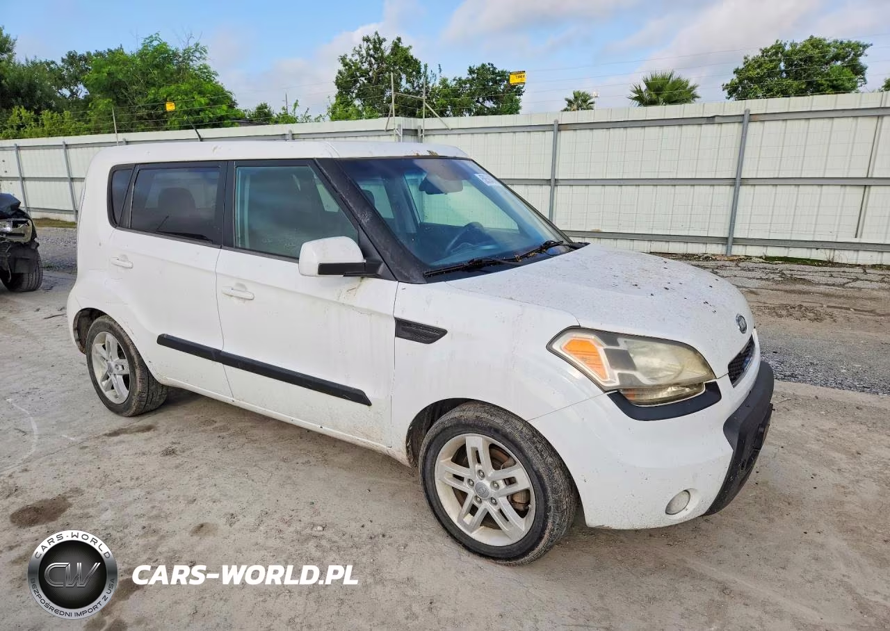 2011 Kia Soul + VIN:KNDJT2A21B7715600 - 4