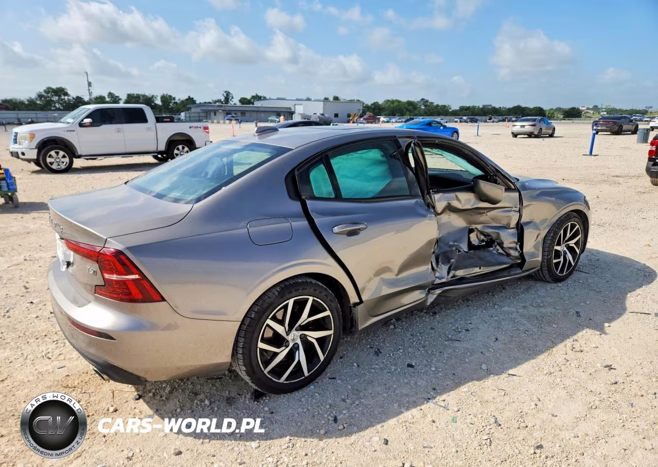 2019 Volvo S60 T6 Momentum VIN:7JRA22TK7KG004999 - 3