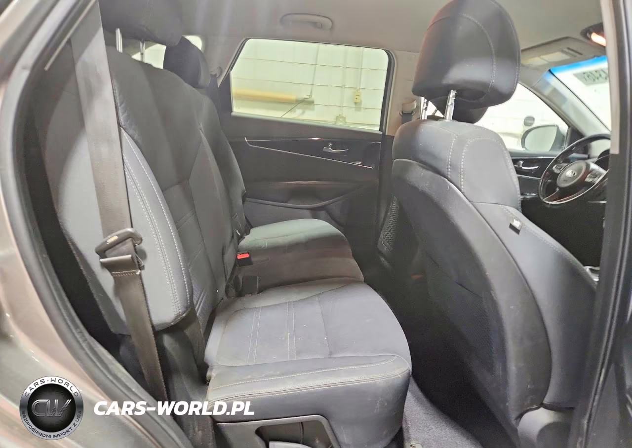 2017 Kia Sorento VIN:5XYPG4A39HG266715 - 11