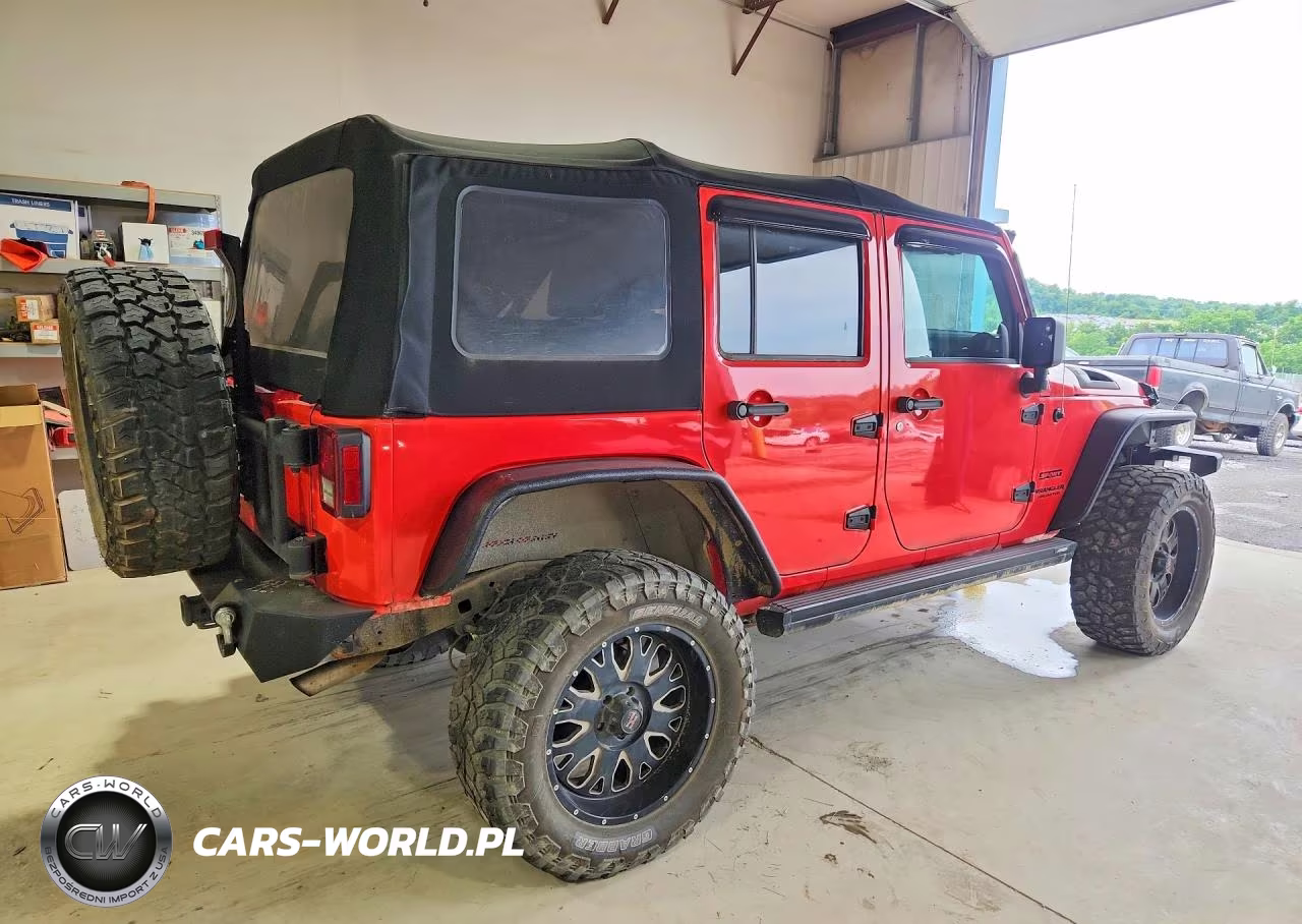 2013 Jeep Wrangler Unlimited Sport VIN:1C4BJWDGXDL643038 - 3