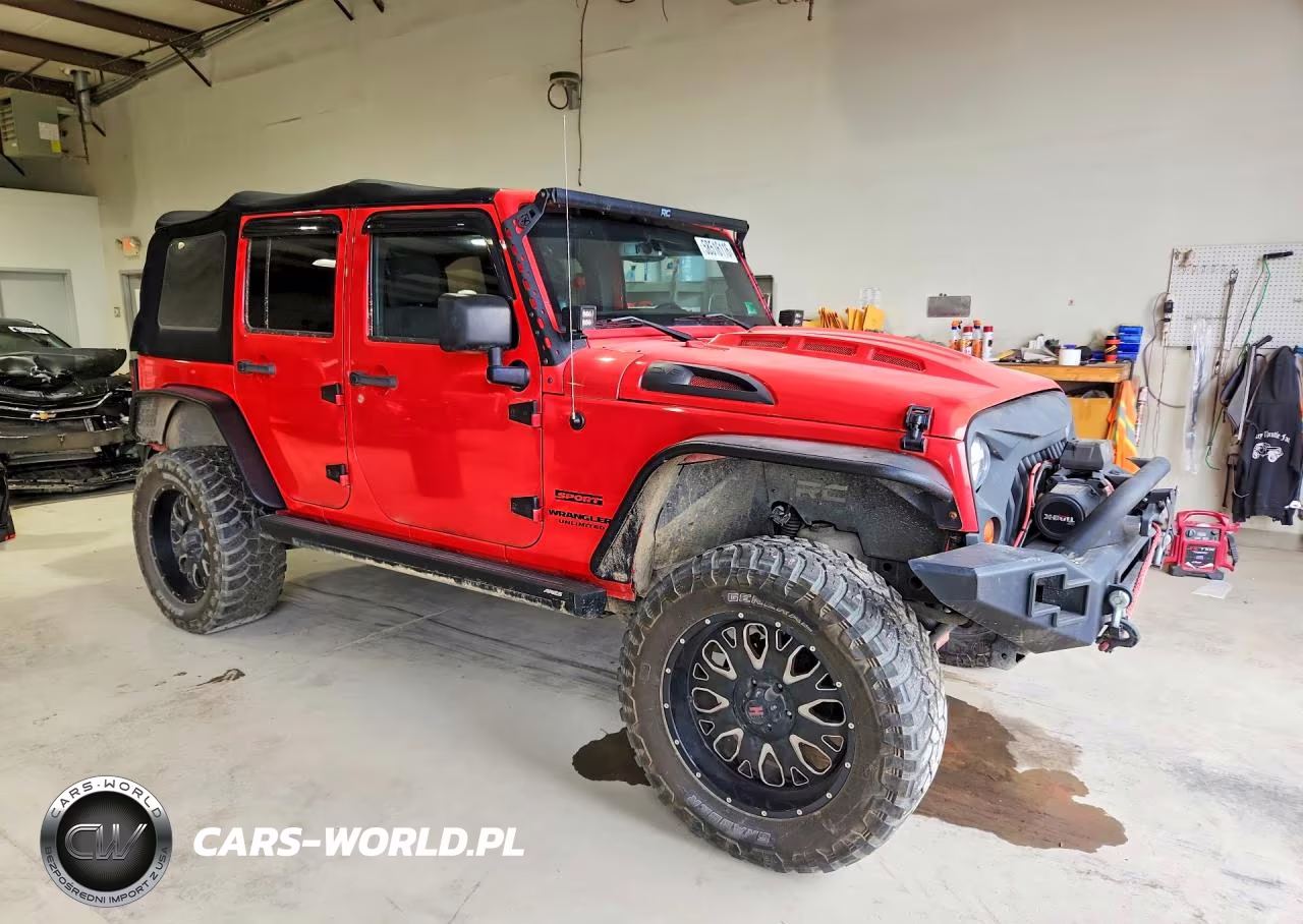 2013 Jeep Wrangler Unlimited Sport VIN:1C4BJWDGXDL643038 - 4