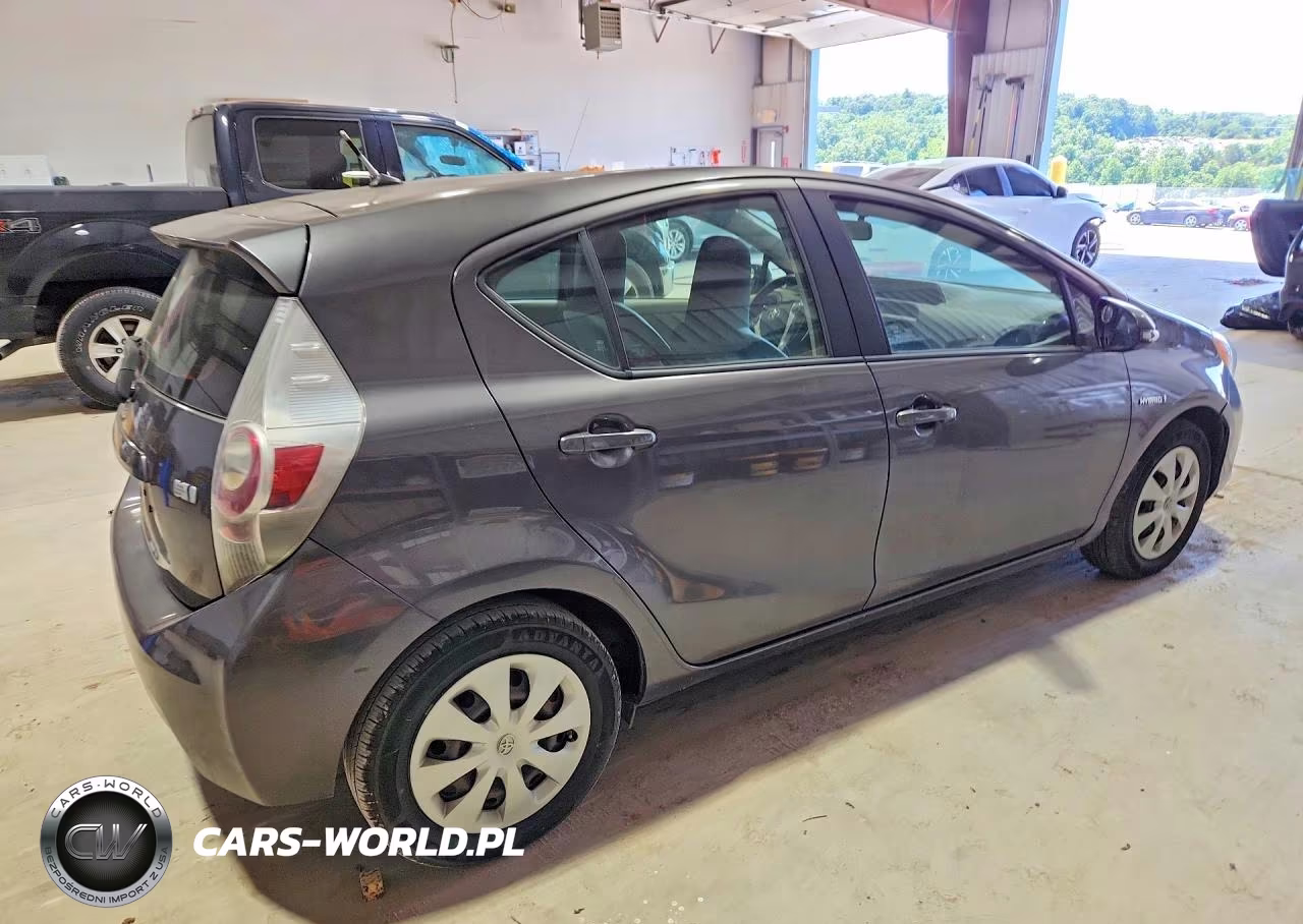 2014 Toyota Prius C One VIN:JTDKDTB30E1067916 - 3