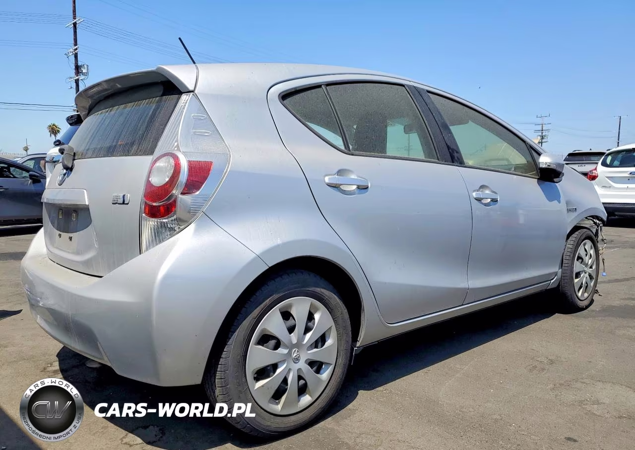 2014 Toyota Prius C One VIN:JTDKDTB31E1565770 - 3
