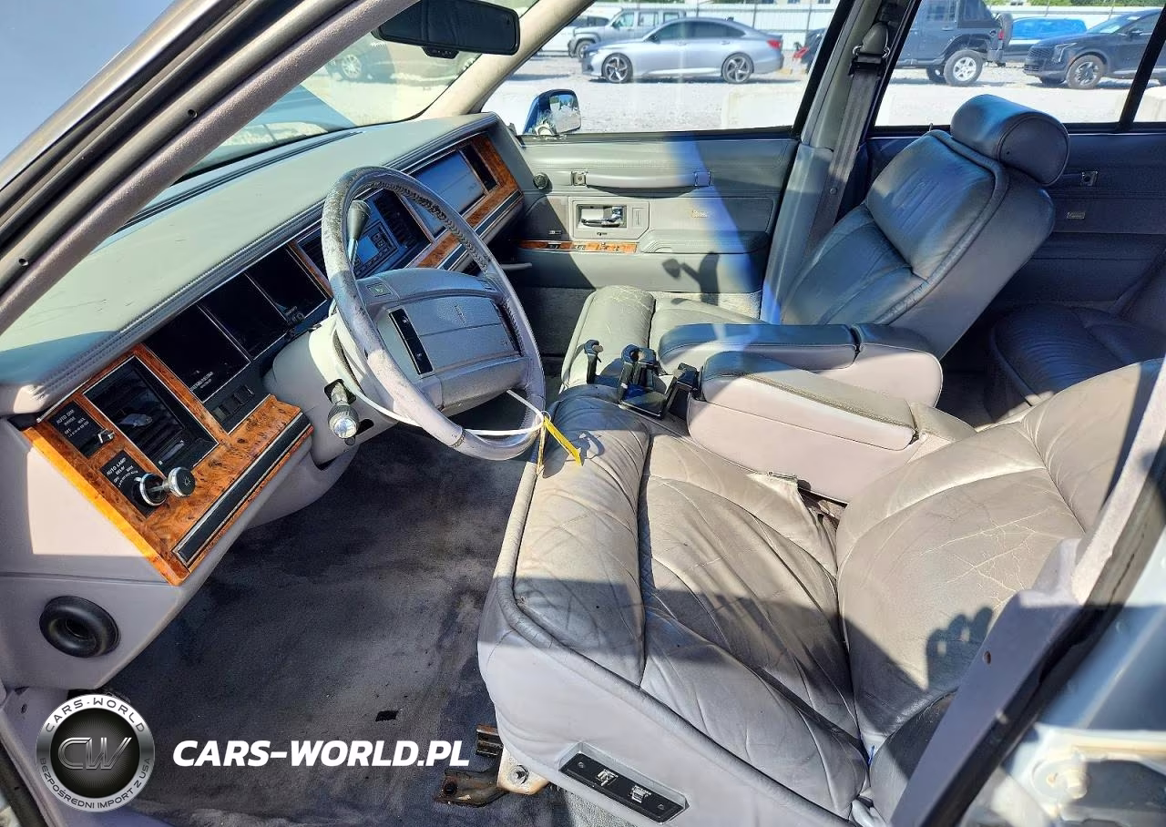 1993 Lincoln Town Car Cartier VIN:1LNLM83W2PY682452 - 7