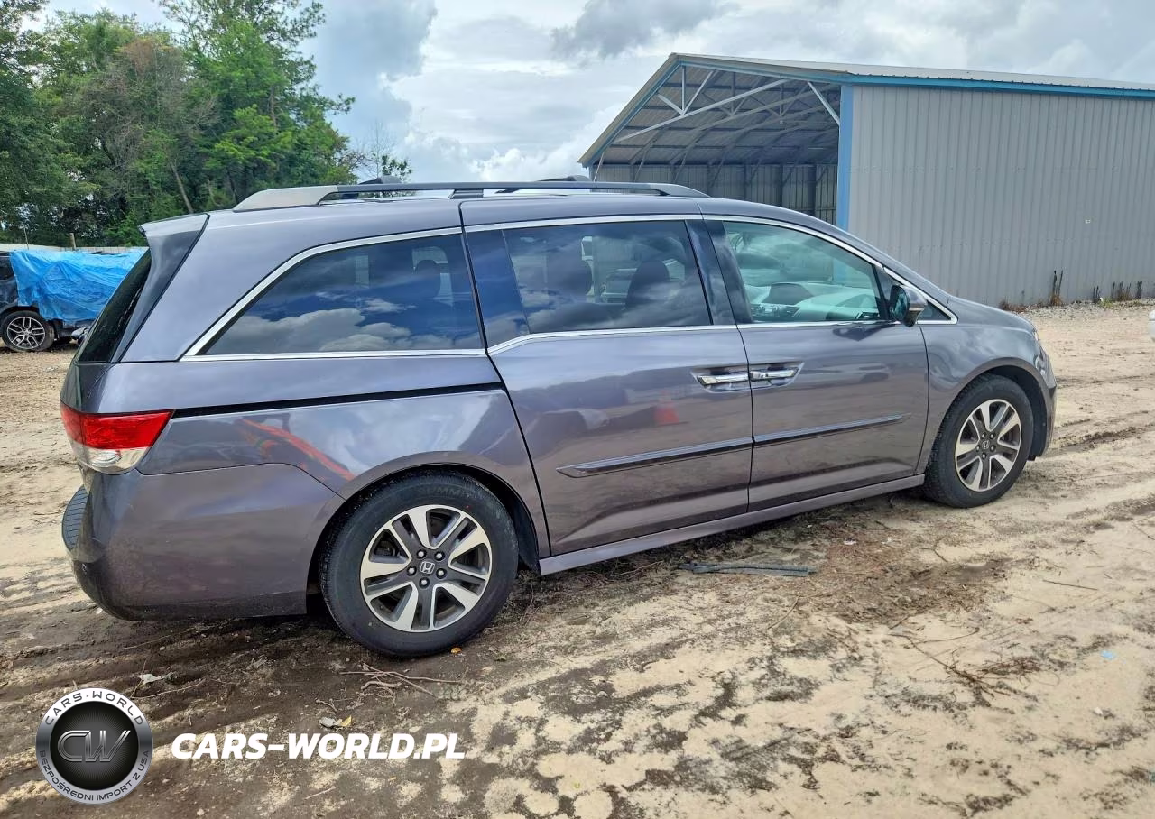 2015 Honda Odyssey Touring VIN:5FNRL5H91FB085410 - 3