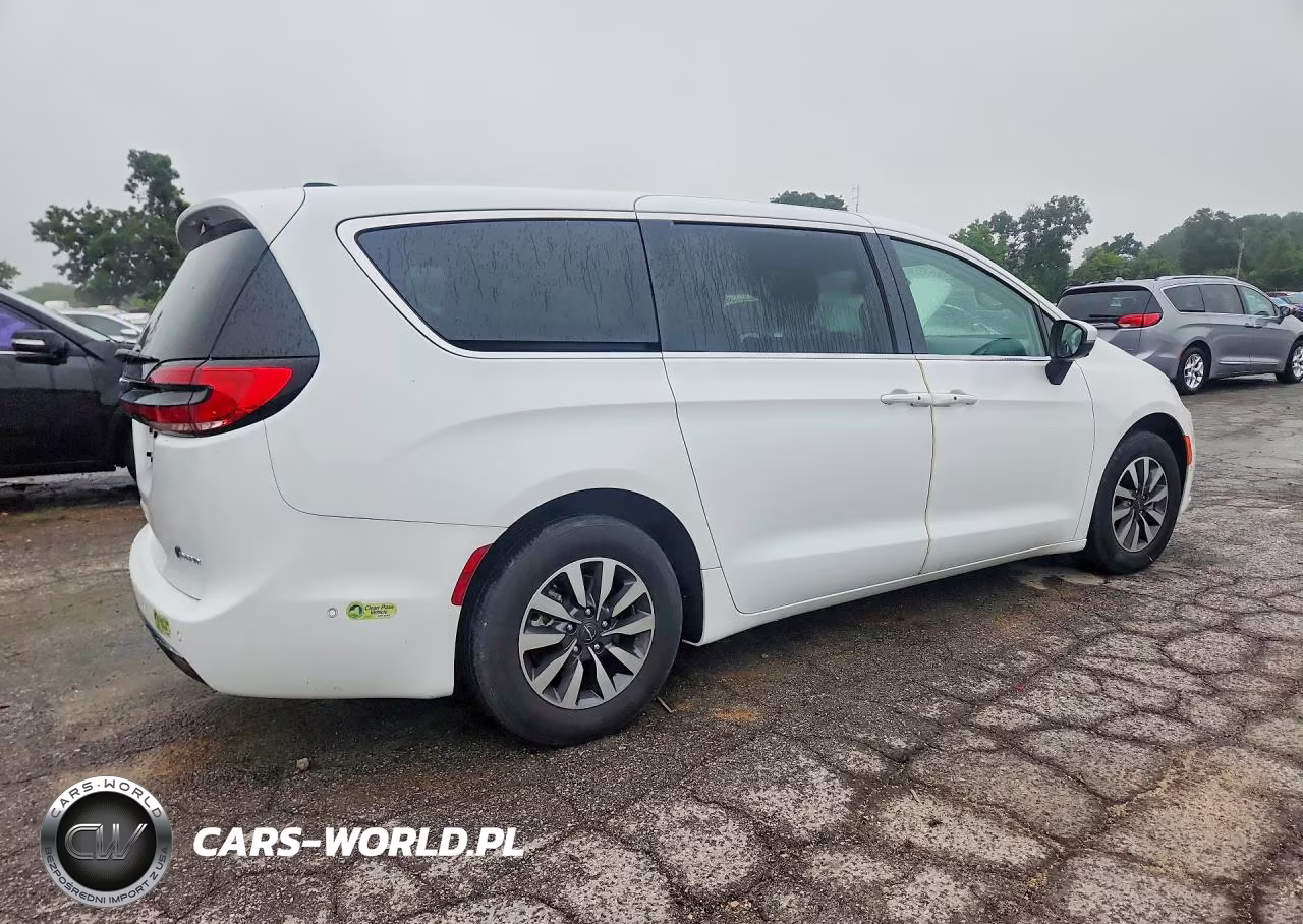 2023 Chrysler Pacifica Hybrid Touring L VIN:2C4RC1L76PR523309 - 3