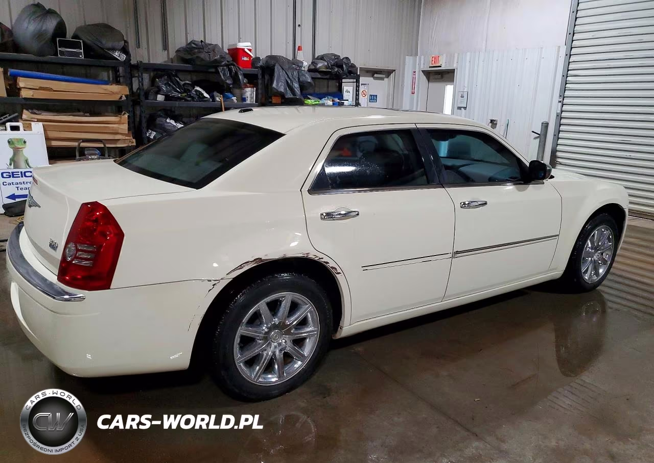2010 Chrysler 300 Limited VIN:2C3CA3CV5AH211120 - 3