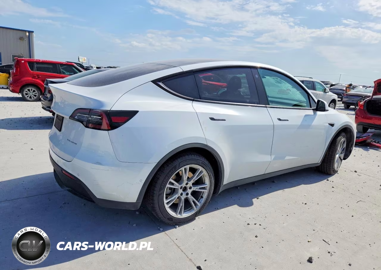 2022 Tesla Model Y VIN:7SAYGAEE4NF570202 - 3