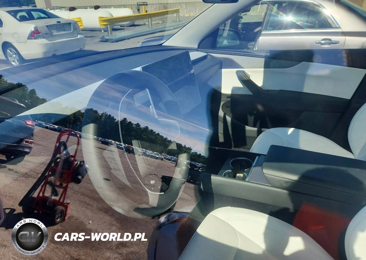 2026 Tesla Model Y VIN:7SAYGDEE4TA582846 - 9