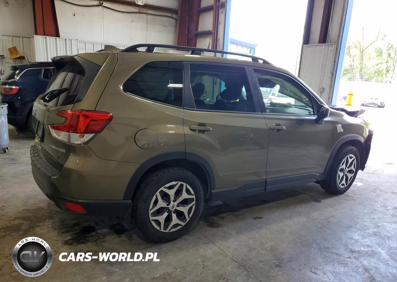 2023 Subaru Forester Premium VIN:JF2SKAEC4PH417744 - 3