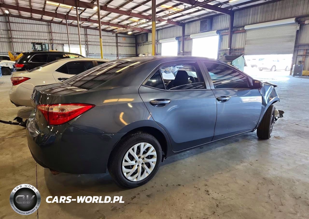 2018 Toyota Corolla Le VIN:5YFBURHE9JP752353 - 3