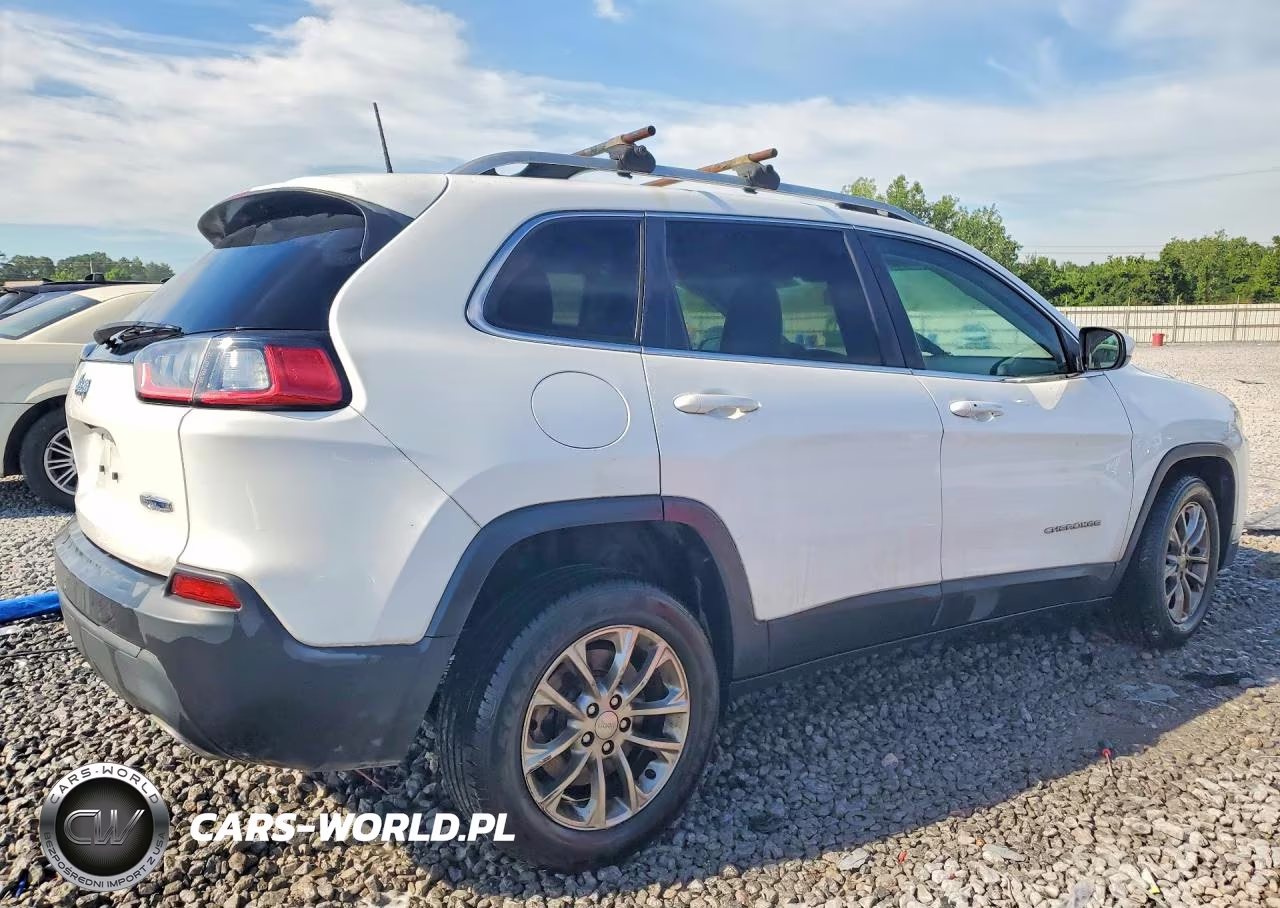 2019 Jeep Cherokee Latitude Plus VIN:1C4PJLLX2KD242399 - 3