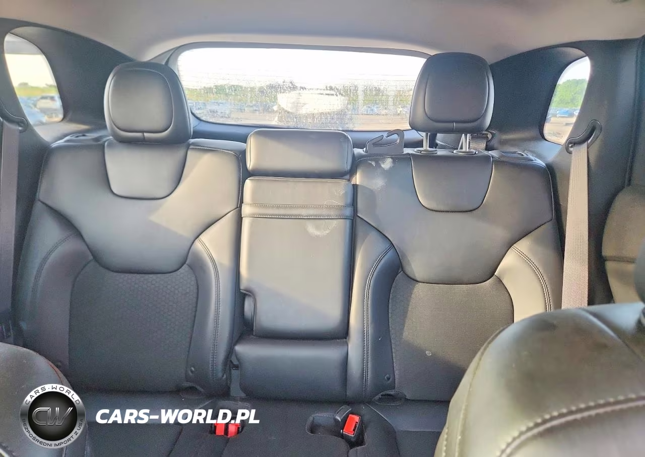 2019 Jeep Cherokee Latitude Plus VIN:1C4PJLLB2KD369920 - 10