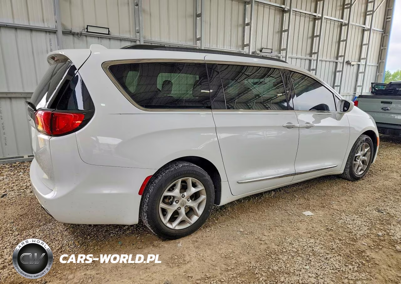 2017 Chrysler Pacifica Touring L VIN:2C4RC1BG5HR541979 - 3