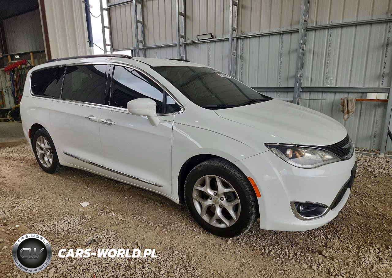 2017 Chrysler Pacifica Touring L VIN:2C4RC1BG5HR541979 - 4