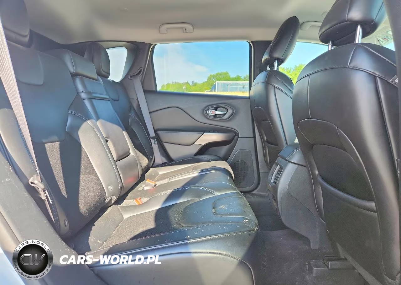 2019 Jeep Cherokee Latitude Plus VIN:1C4PJMLN6KD123517 - 11