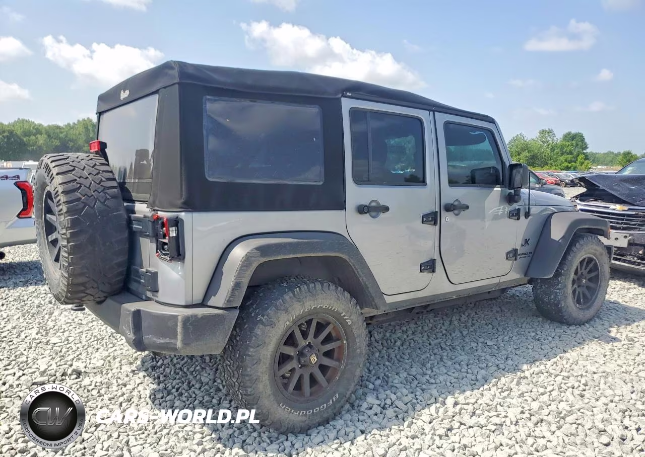 2013 Jeep Wrangler Unlimited Sport VIN:1C4BJWDG1DL647270 - 3