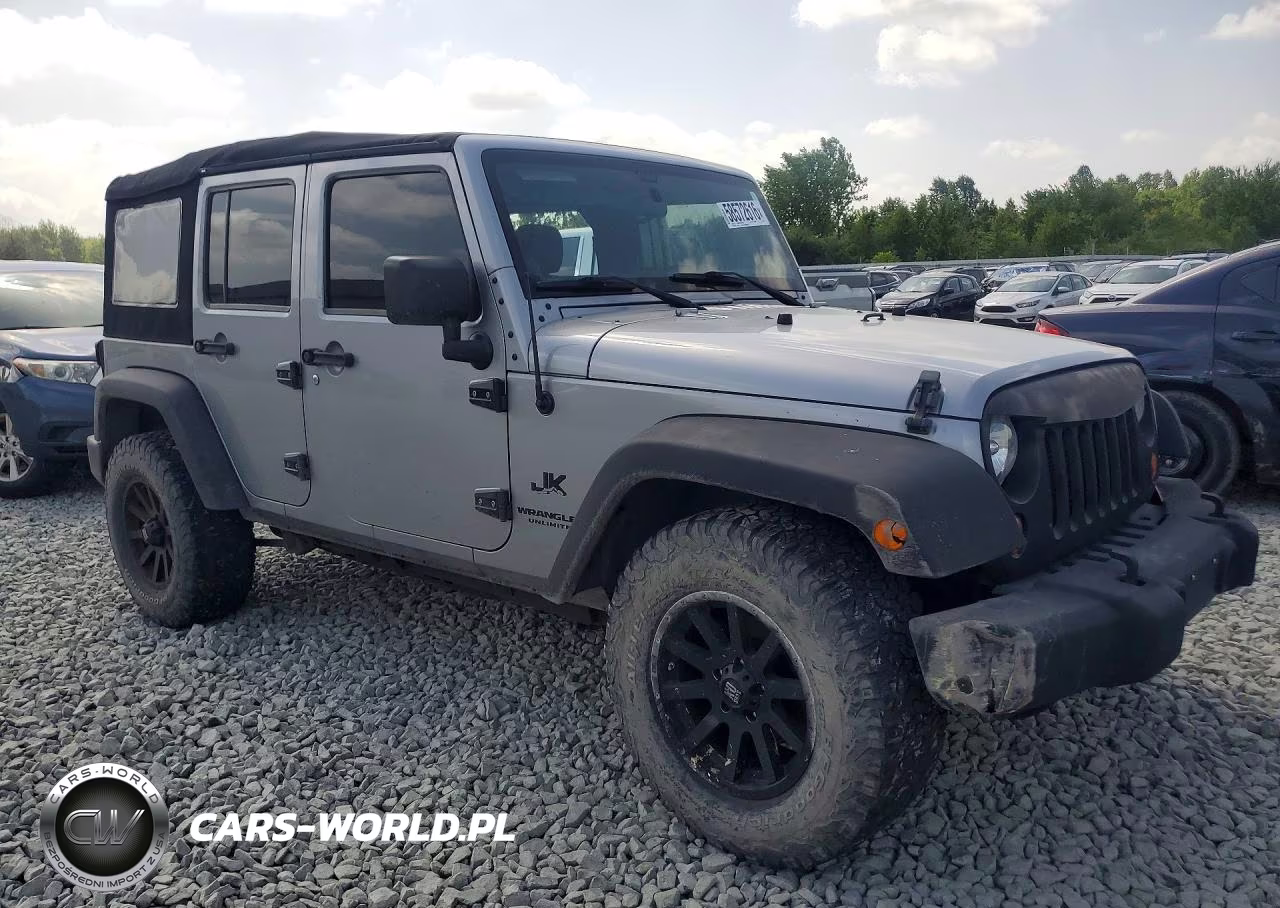 2013 Jeep Wrangler Unlimited Sport VIN:1C4BJWDG1DL647270 - 4
