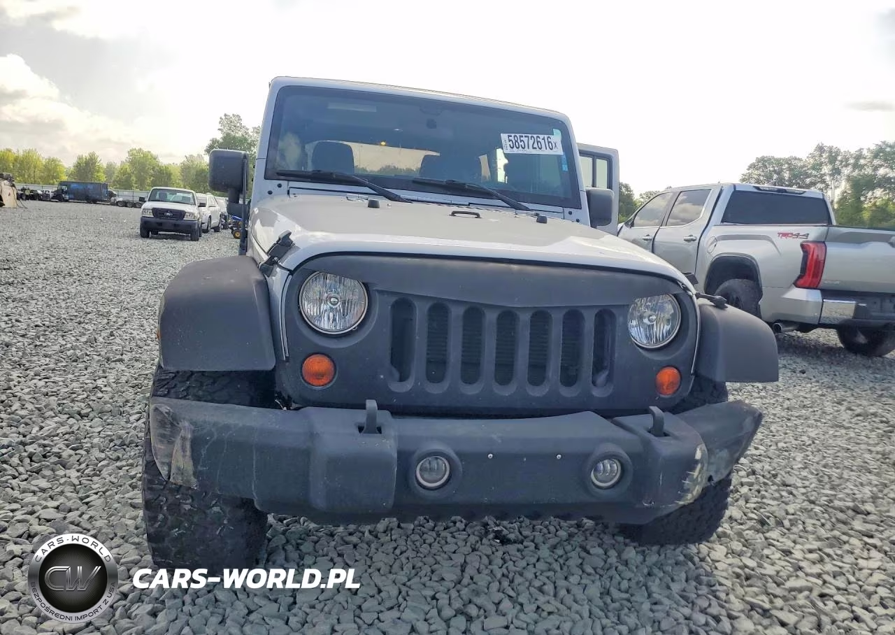 2013 Jeep Wrangler Unlimited Sport VIN:1C4BJWDG1DL647270 - 5
