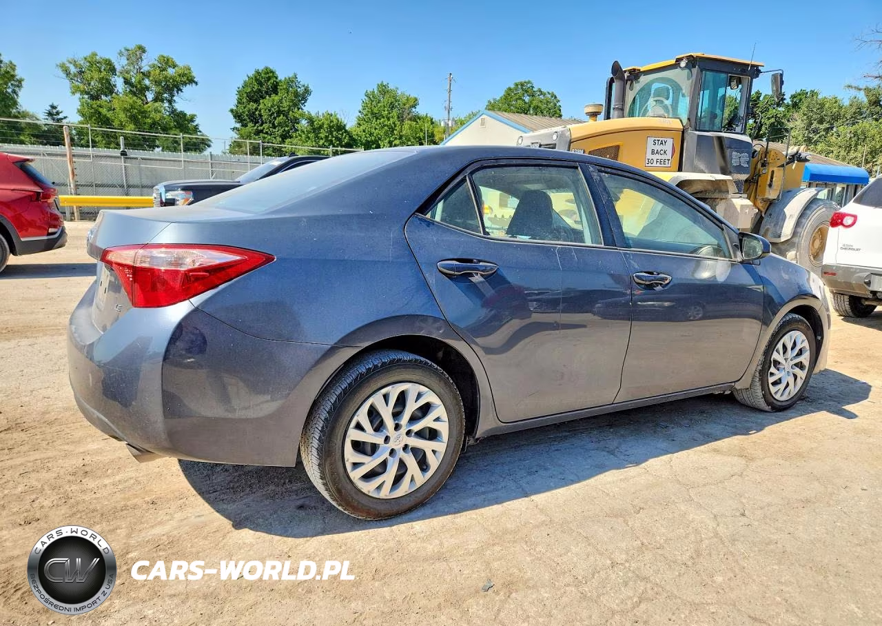 2017 Toyota Corolla Le VIN:5YFBURHE6HP675743 - 3