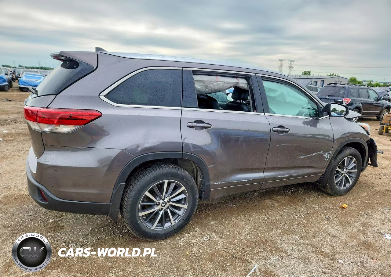 2018 Toyota Highlander Xle VIN:5TDJZRFHXJS854925 - 3