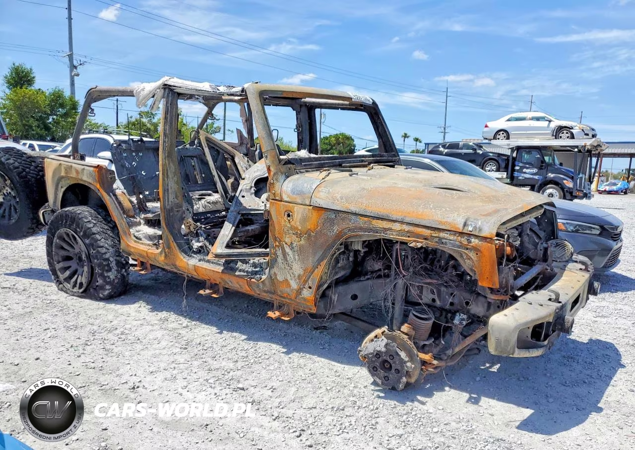2017 Jeep Wrangler Unlimited Sahara VIN:1C4BJWEG6HL510054 - 4