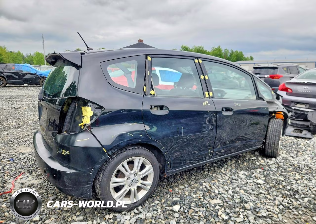 2011 Honda Fit Sport VIN:JHMGE8H57BC026528 - 3