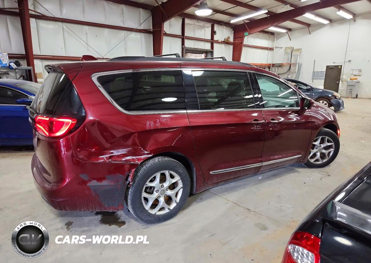 2017 Chrysler Pacifica Touring L VIN:2C4RC1BG7HR588009 - 3