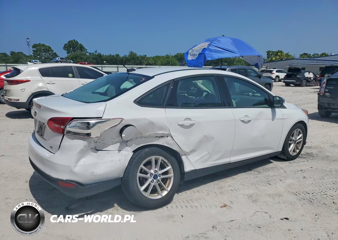 2017 Ford Focus Se VIN:1FADP3F27HL256711 - 3