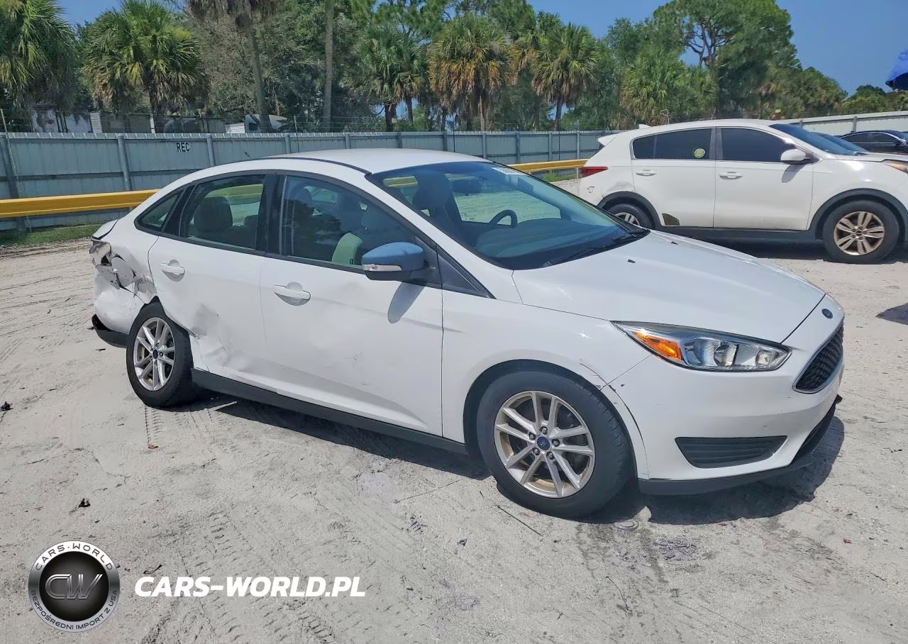 2017 Ford Focus Se VIN:1FADP3F27HL256711 - 4