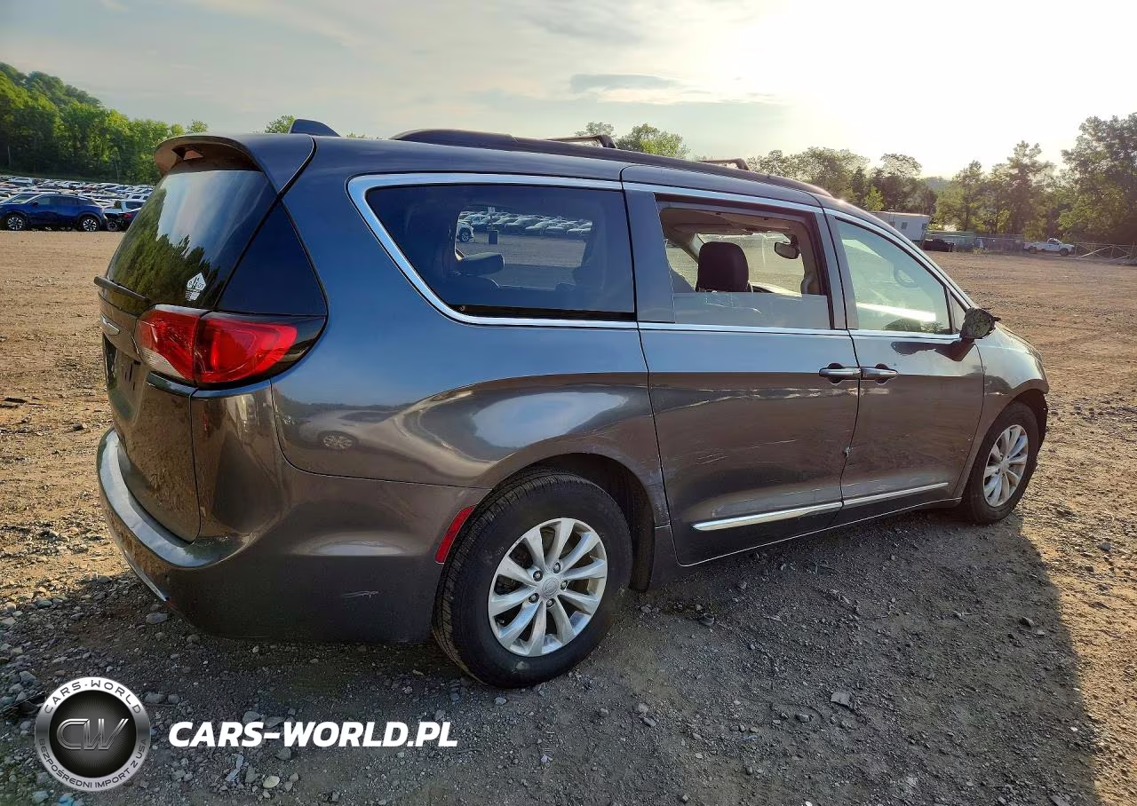 2017 Chrysler Pacifica Touring L VIN:2C4RC1BG4HR821196 - 3