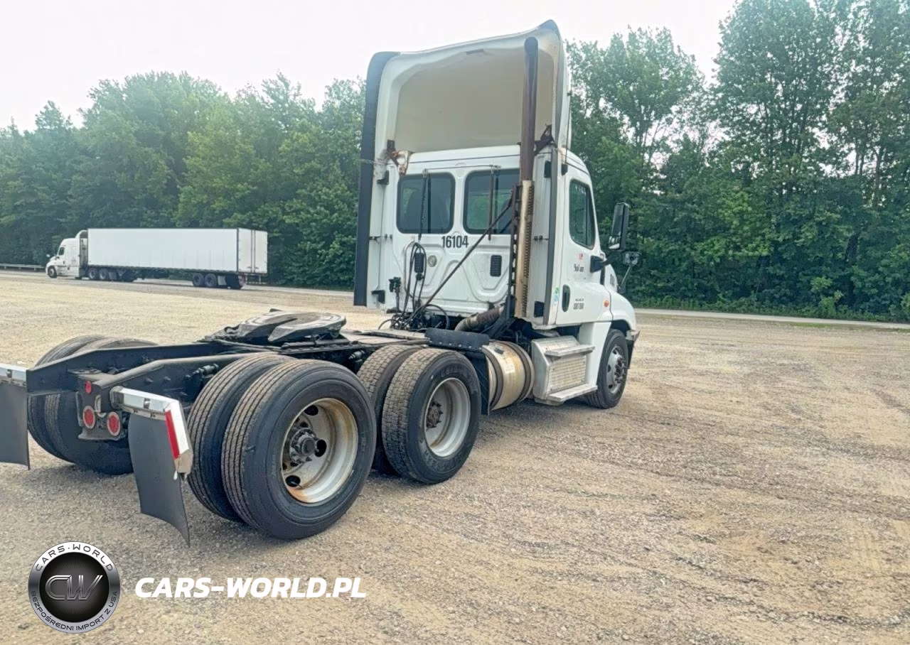 2016 Freightliner Cascadia Semi Truck VIN:3AKGGEDV5GDHC5017 - 4