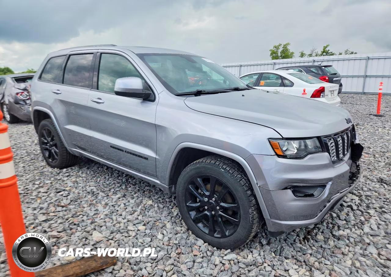 2017 Jeep Grand Cherokee Laredo VIN:1C4RJFAG0HC767067 - 4