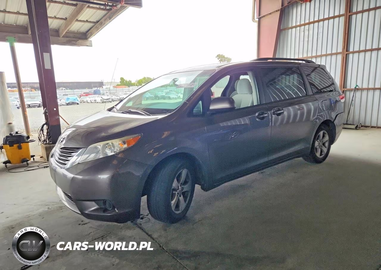 2011 Toyota Sienna Le – zdjęcie 1 z 13