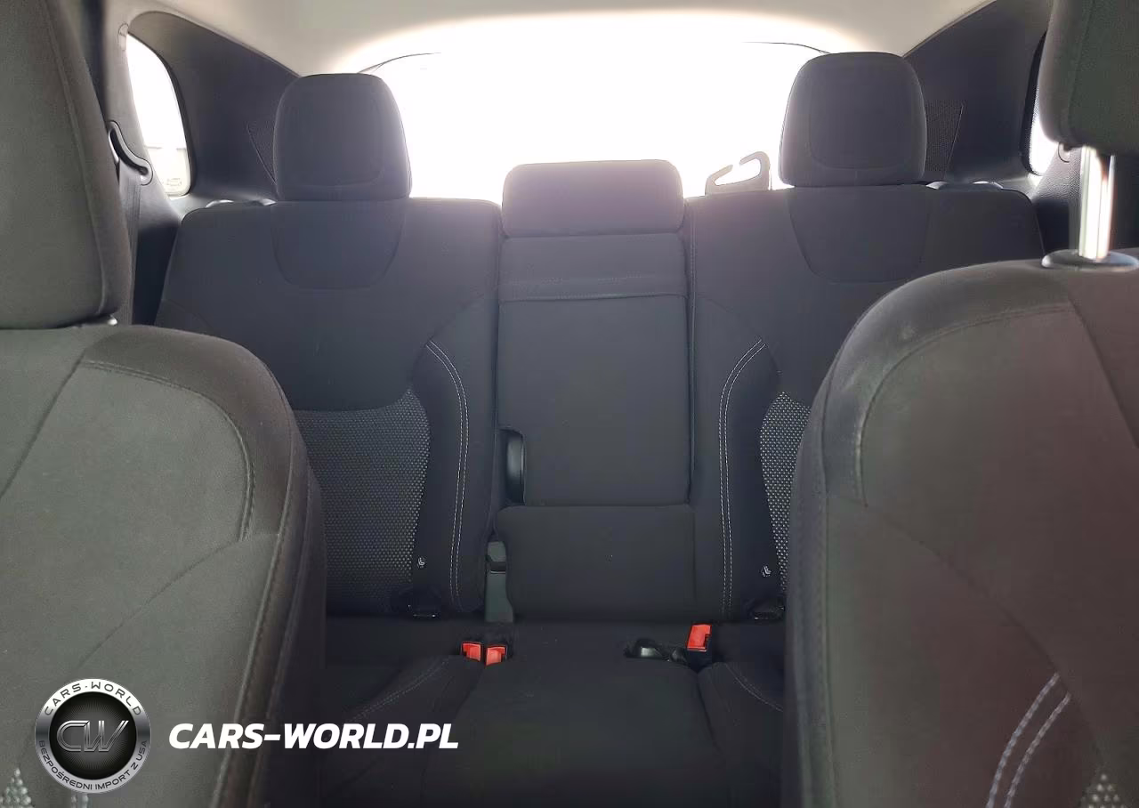 2019 Jeep Cherokee Latitude VIN:1C4PJLCX6KD109841 - 10
