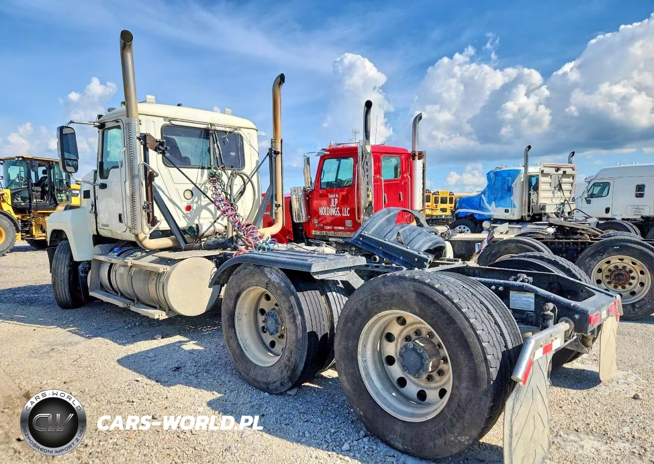 2023 Mack Pinnacle Semi Truck VIN:1M1PN4GY1PM011983 - 3