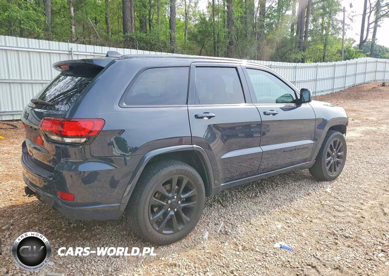 2017 Jeep Grand Cherokee Laredo VIN:1C4RJFAGXHC886289 - 3