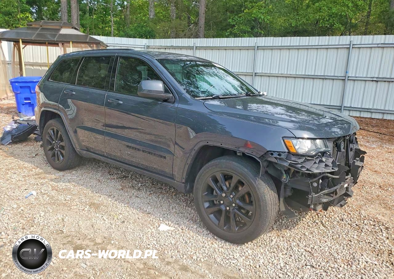 2017 Jeep Grand Cherokee Laredo VIN:1C4RJFAGXHC886289 - 4