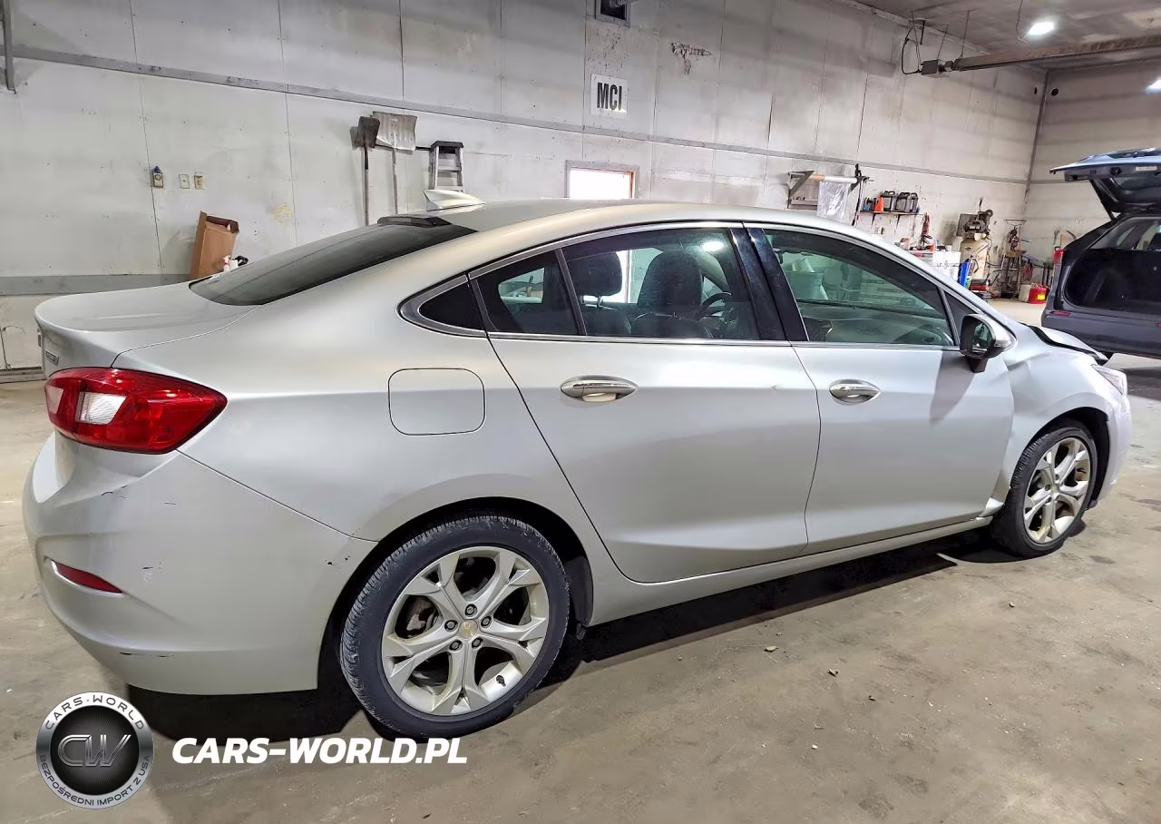 2018 Chevrolet Cruze Premier VIN:1G1BF5SMXJ7158271 - 3