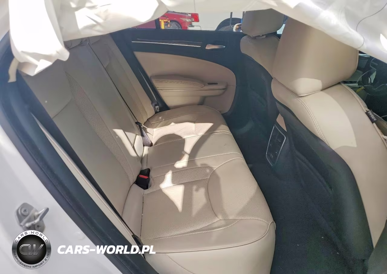 2019 Chrysler 300 Limited VIN:2C3CCAEG9KH698076 - 10