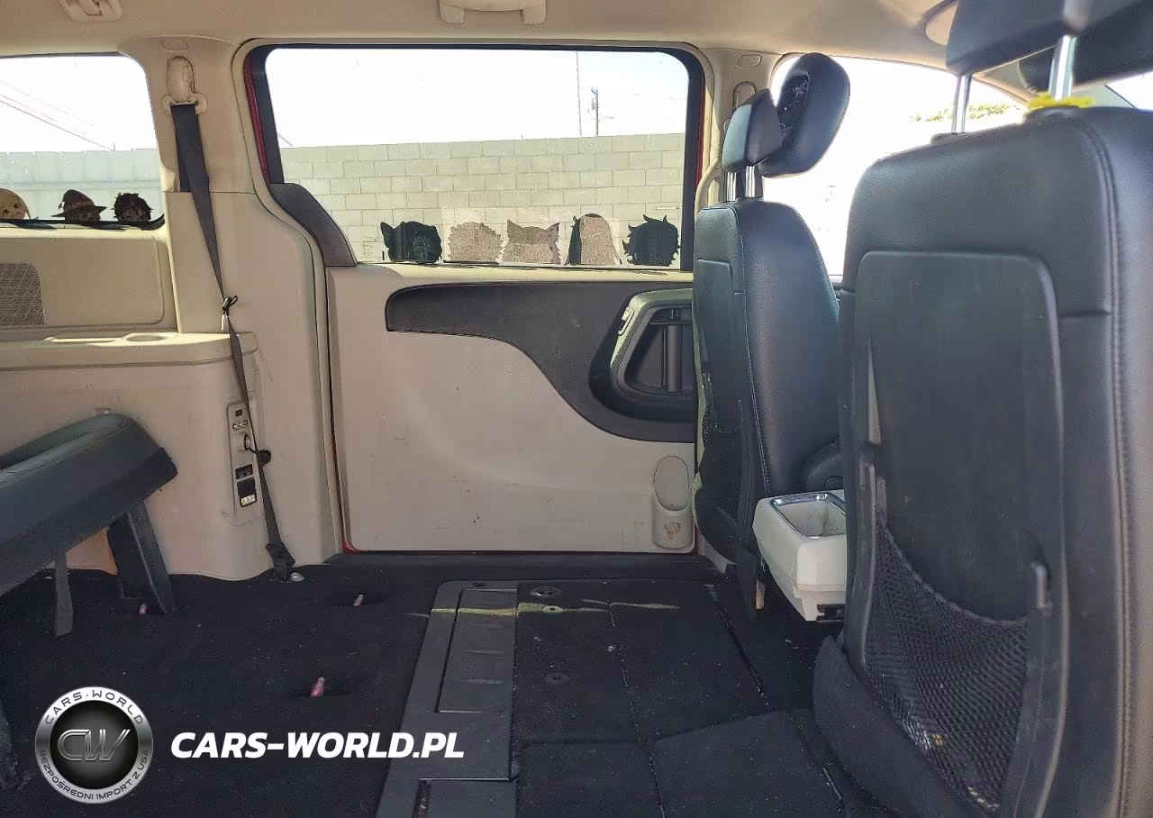 2014 Chrysler Town & Country Touring VIN:2C4RC1BG8ER445002 - 11