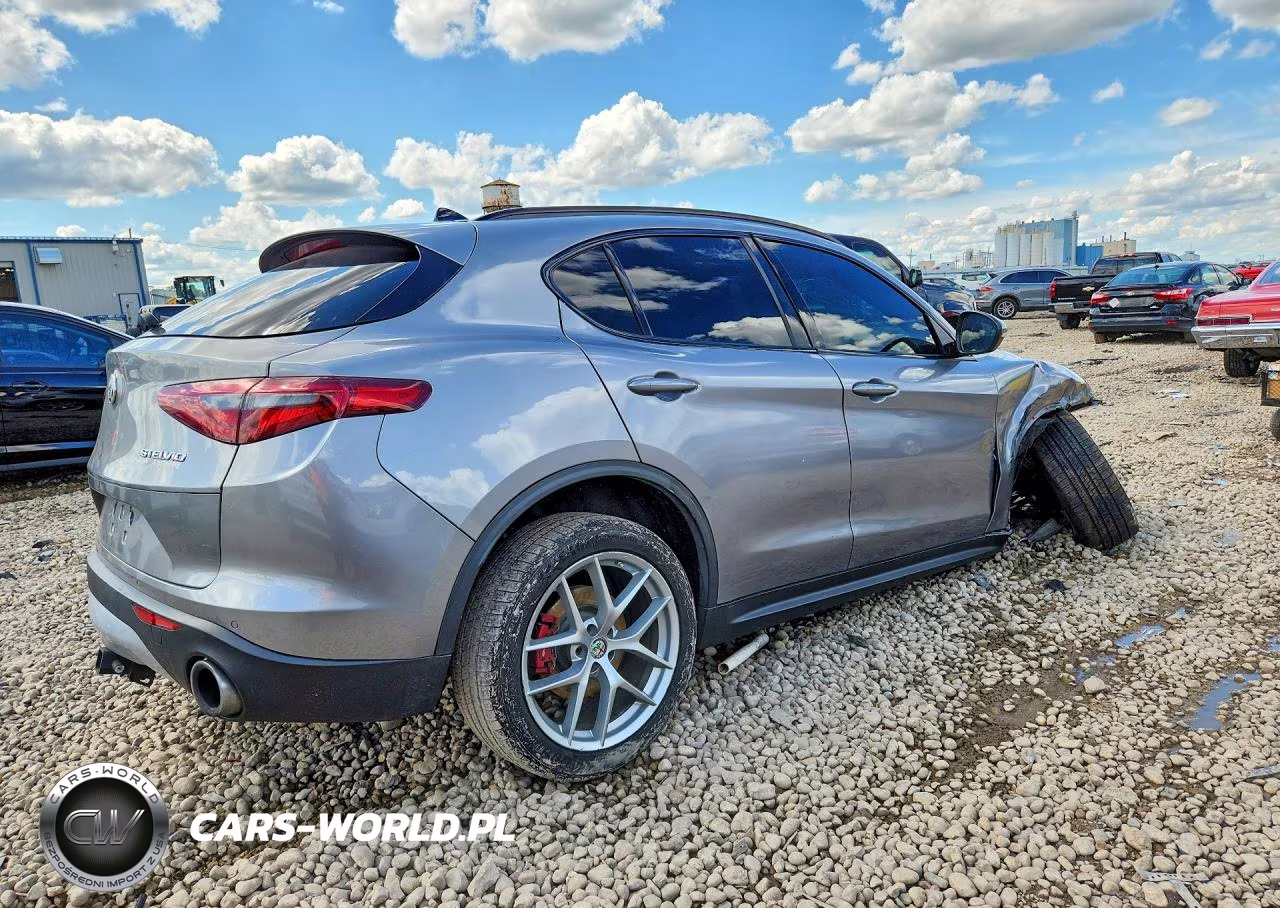 2018 Alfa Romeo Stelvio Ti Sport VIN:ZASFAKNN3J7C10647 - 3