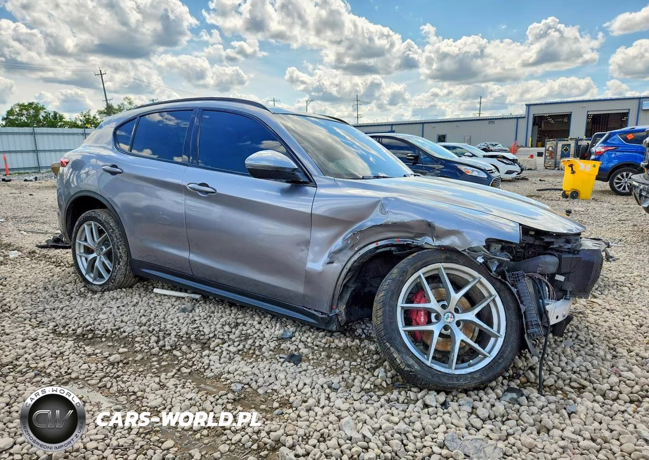 2018 Alfa Romeo Stelvio Ti Sport VIN:ZASFAKNN3J7C10647 - 4