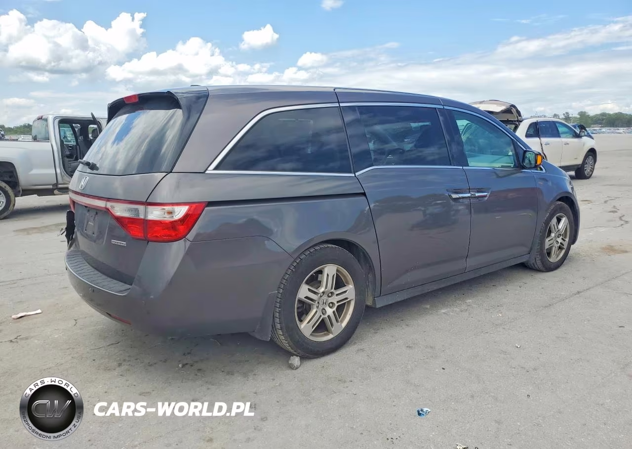 2013 Honda Odyssey Touring VIN:5FNRL5H92DB078690 - 3