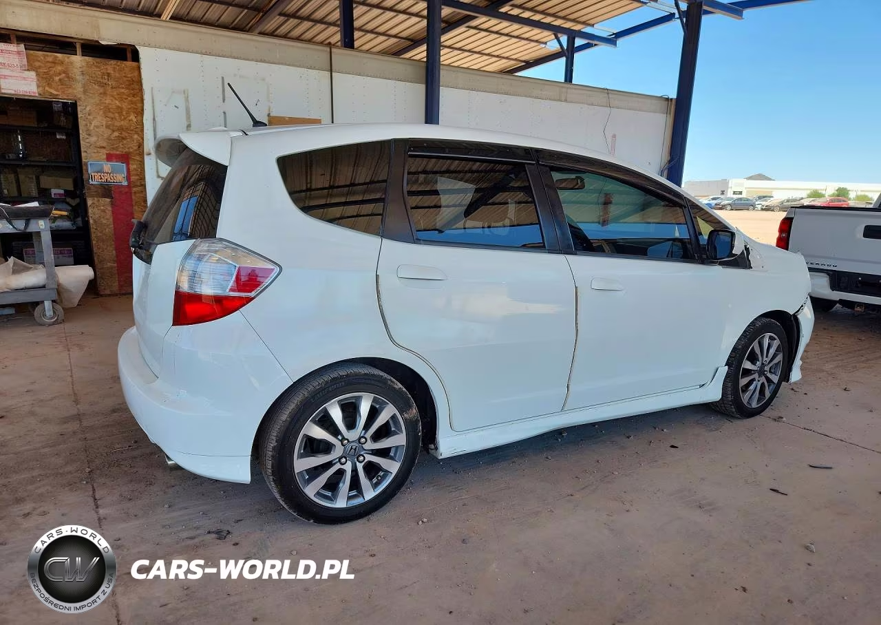 2013 Honda Fit Sport VIN:JHMGE8H50DC026065 - 3