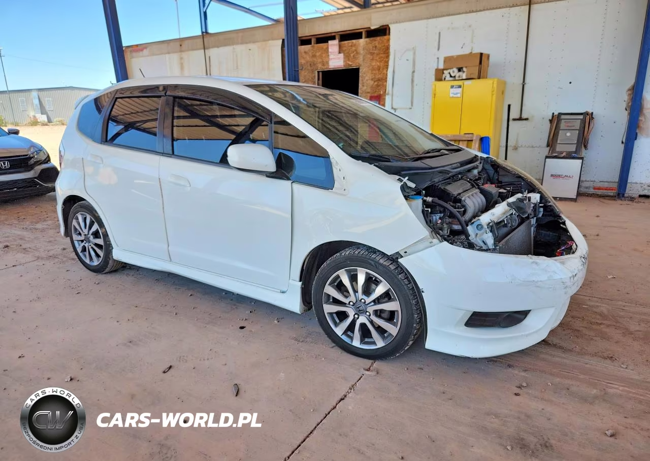 2013 Honda Fit Sport VIN:JHMGE8H50DC026065 - 4