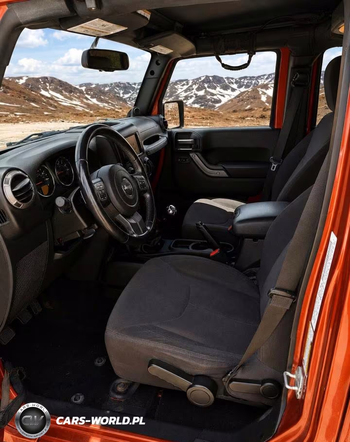 2014 Jeep Wrangler Unlimited Sport VIN:1C4BJWDG4EL195929 - 4