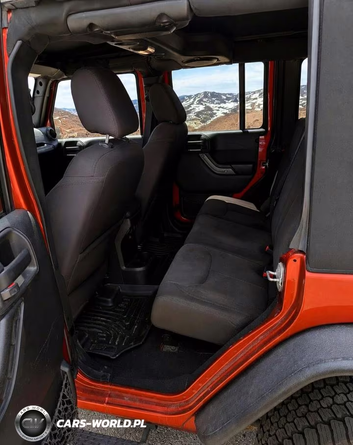 2014 Jeep Wrangler Unlimited Sport VIN:1C4BJWDG4EL195929 - 5