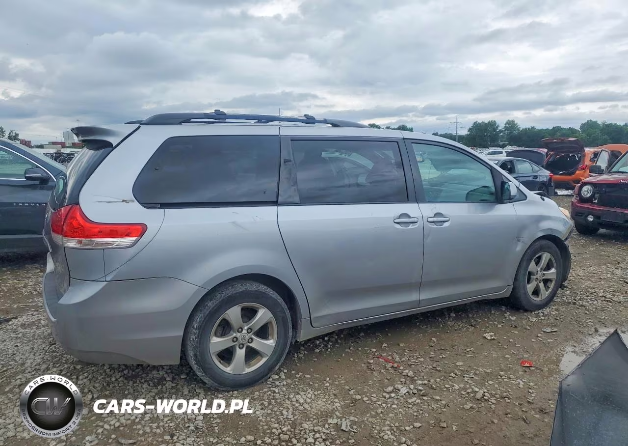 2011 Toyota Sienna Le VIN:5TDKK3DC0BS158833 - 3